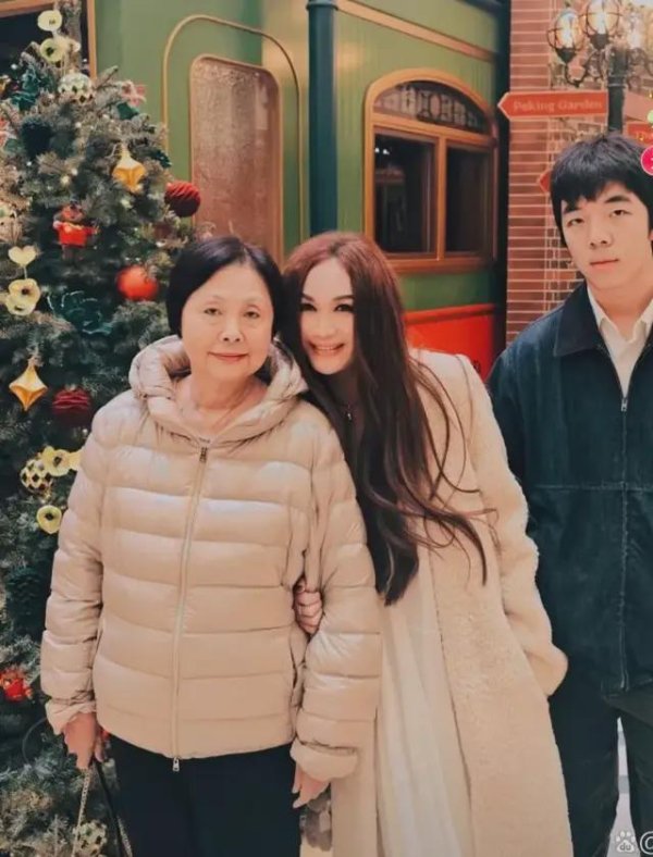 配资公司最靠谱三个平台 59岁温碧霞被老公宠得像冻龄公主，婆婆慈眉善目，养子也已成人