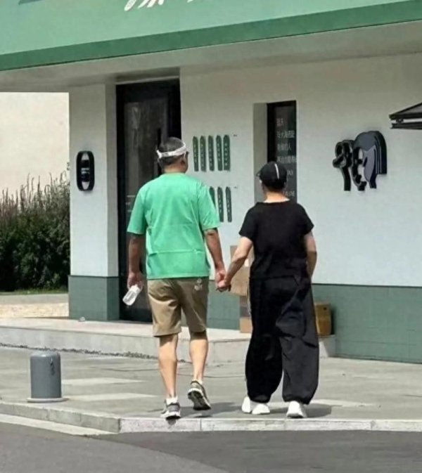 杭州网上配资 65岁宋丹丹和赵玉吉逛街好恩爱，认识28天闪婚，真是遇见了对的人